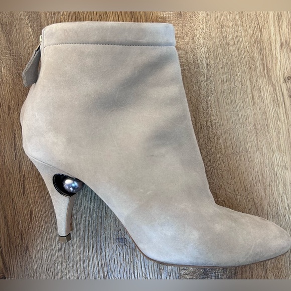 Nicholas Kirkwood Penelope Pearl Ankle Suede Booties Color Storm Size 6 - Picture 6 of 13